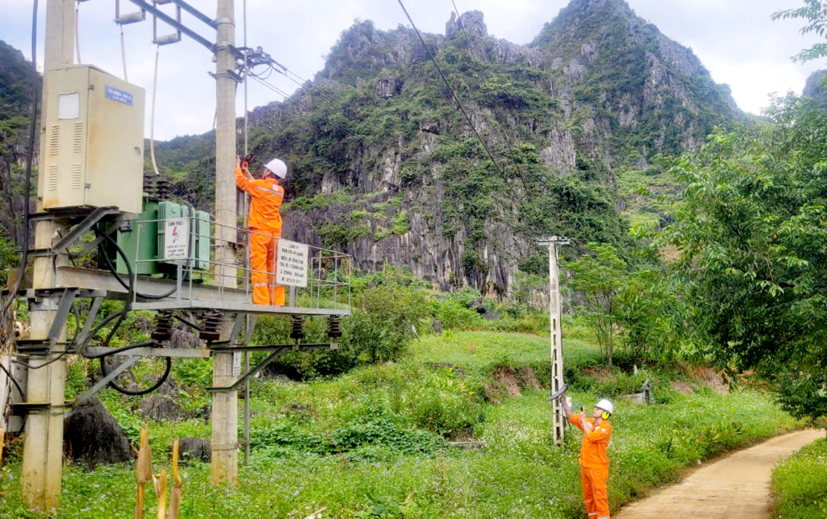 Cán bộ kỹ thuật Điện lực Đồng Văn kiểm tra độ phóng điện cục bộ và những điểm bất thường trong trạm biến áp. 		