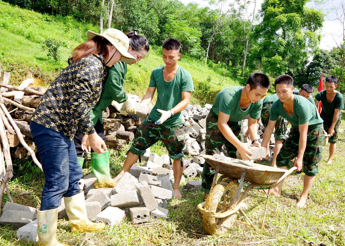 Chiến sỹ tham gia công tác dân vận tại xã Việt Hồng (Bắc Quang).