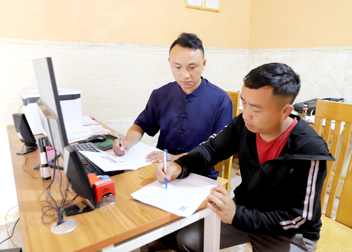 People are submitting applications to work through Minh Xa Employment Co., Ltd., located in Sang Tung Commune (Dong Van District).