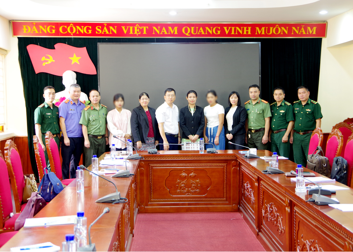 Đồn Biên phòng Lũng Cú phối hợp với các cơ quan chức năng bàn giao 2 nữ công dân cho Đại sứ quán Myanmar tại Việt Nam.
