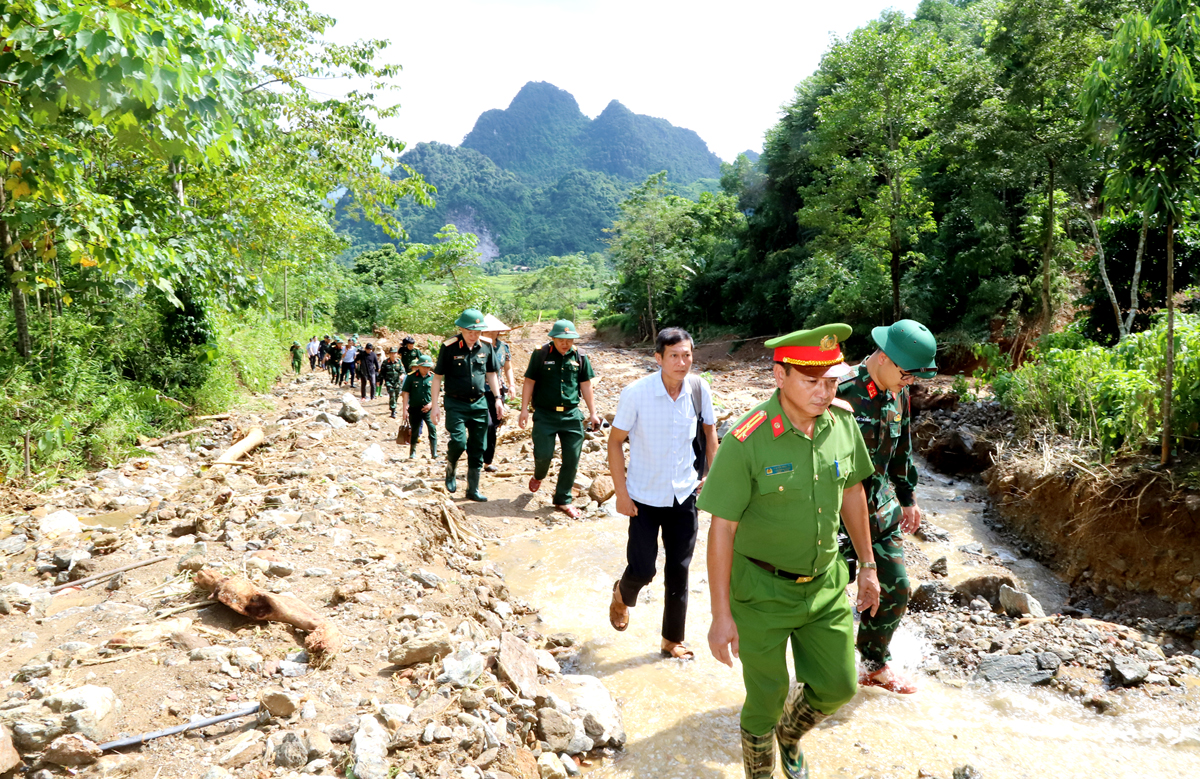 Các lực lượng tham gia hỗ trợ thôn Đồng Tâm, xã Yên Thành (Quang Bình) khắc phục hậu quả mưa, lũ.