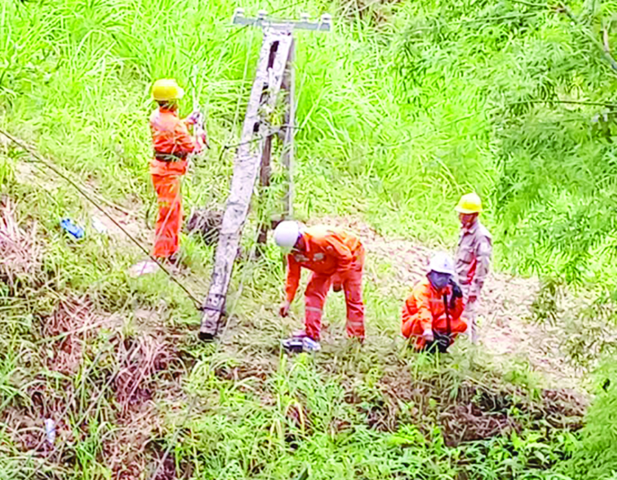 Công nhân Công ty Điện lực Hà Giang xử lý sự cố gãy cột điện.
