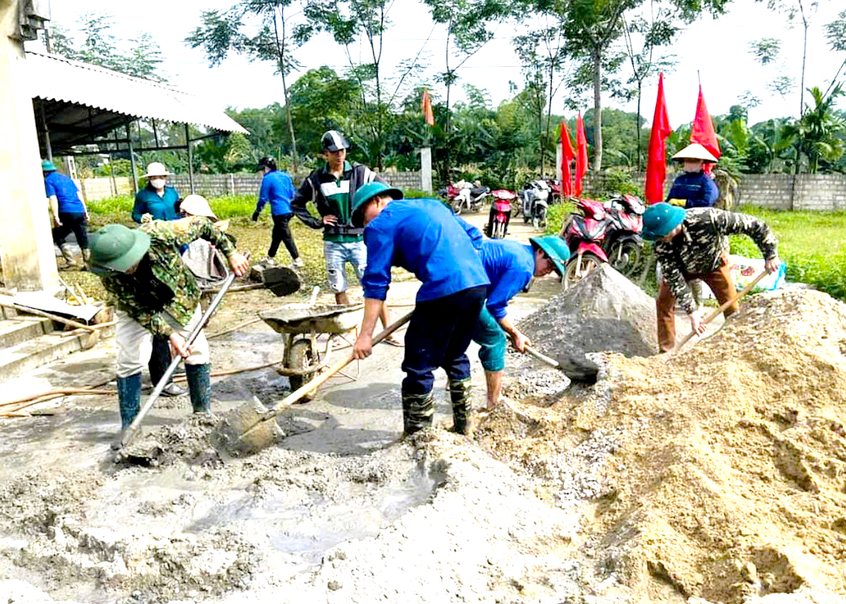 Xã Vĩ Thượng (Quang Bình) huy động mọi lực lượng đổ bê tông sân nhà văn hóa thôn Thượng.