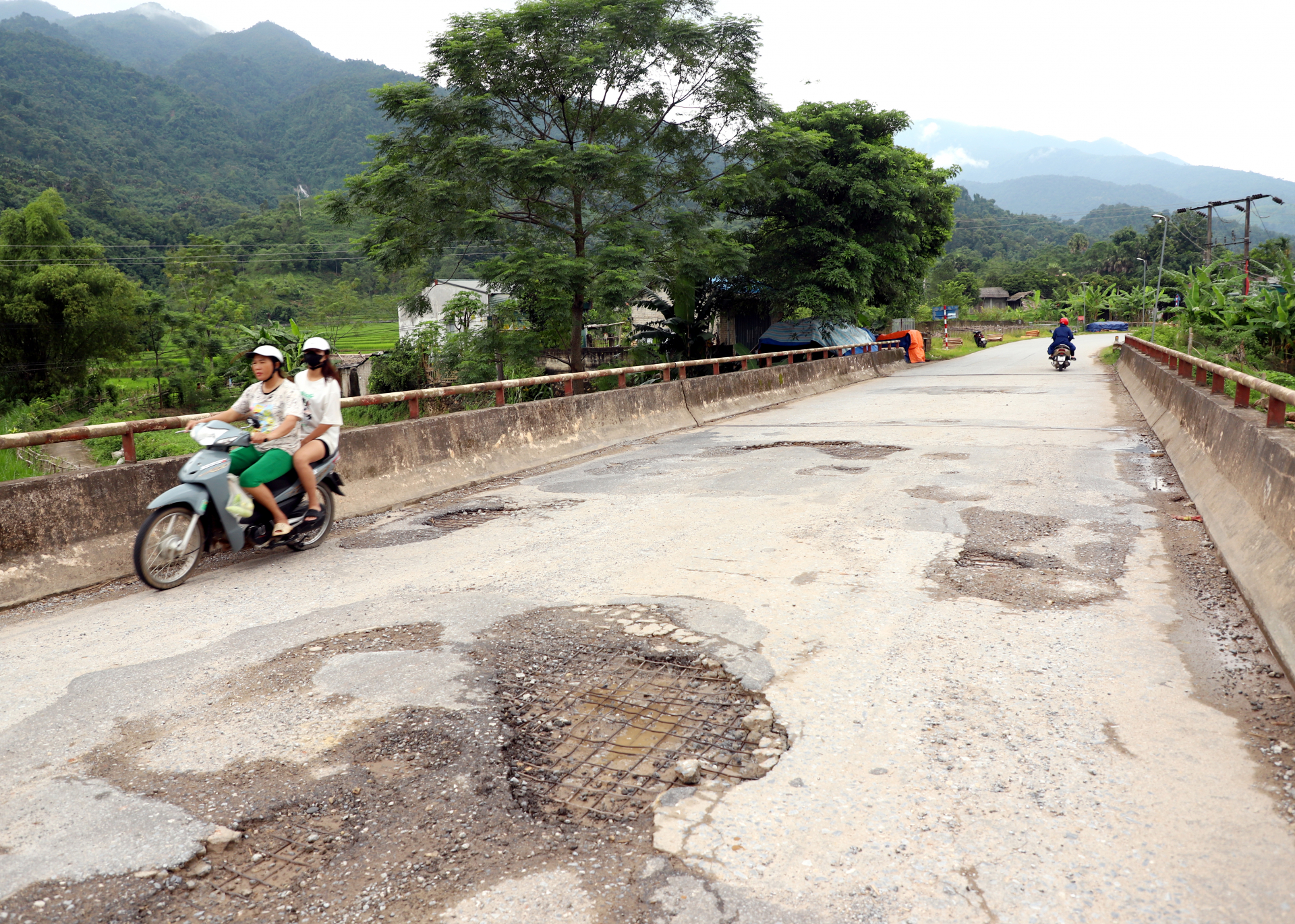 Ban Du Bridge on National Highway 279 will be repaired in the coming time.