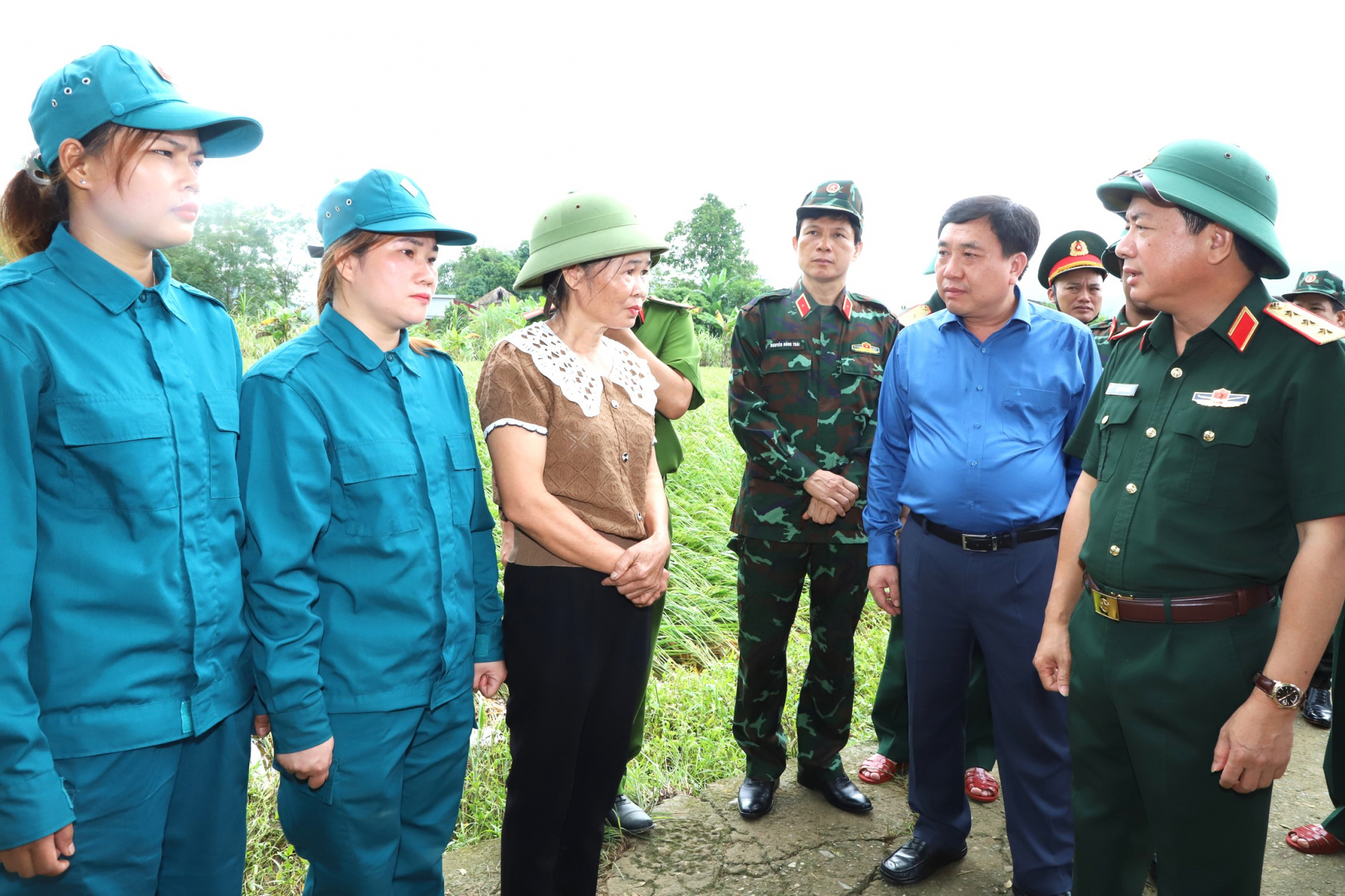 Thượng tướng Trịnh Văn Quyết thăm hỏi bà con thôn Kè Nhạn về tình hình thiên tai tại thôn.