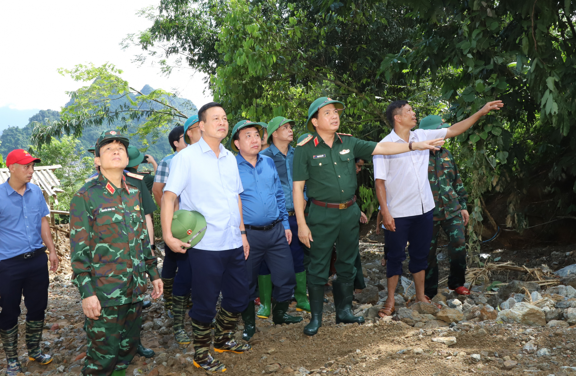 Thượng tướng Trịnh Văn Quyết kiểm tra điểm sạt lở tại thôn Đồng Tâm, xã Yên Thành.
