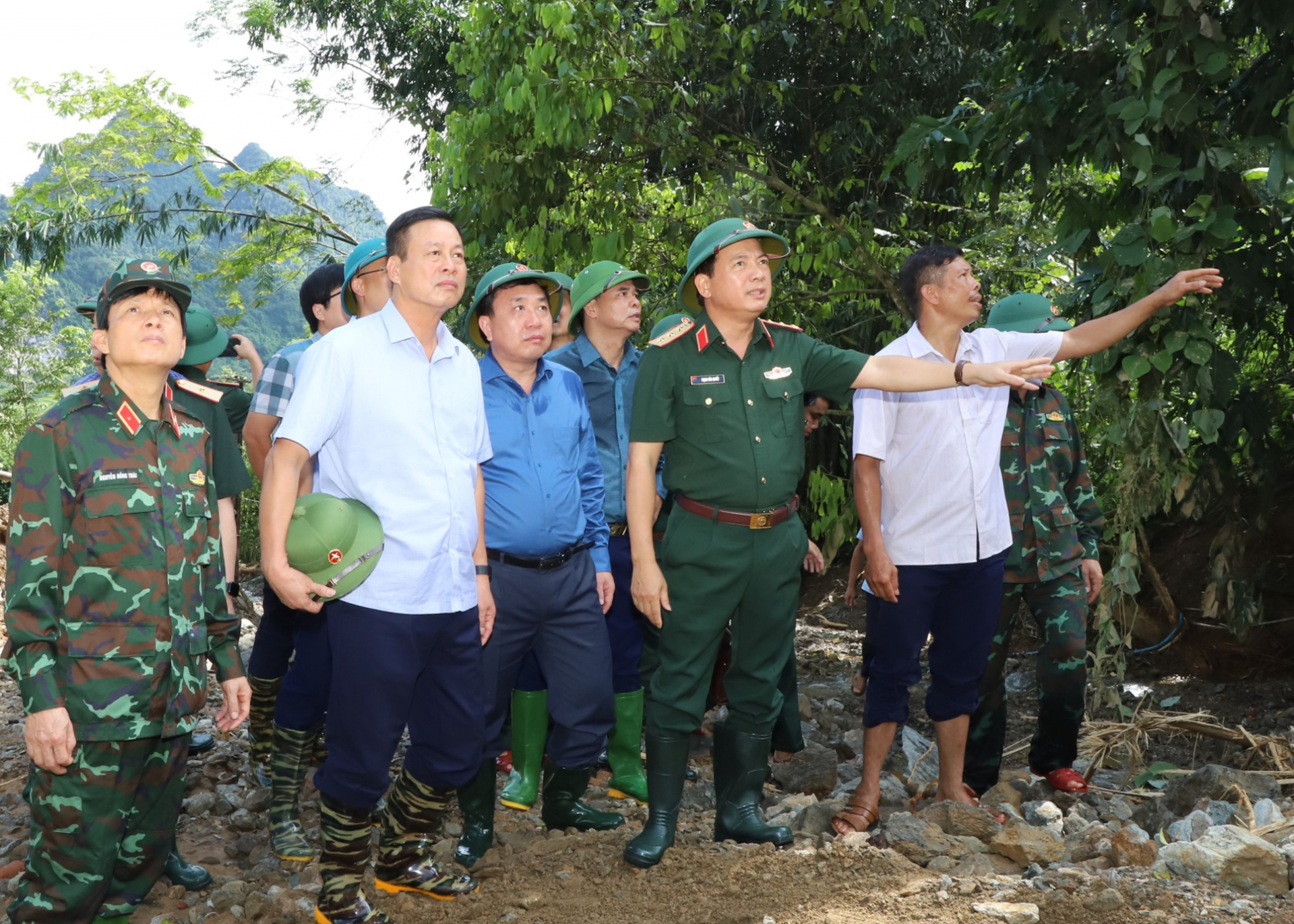 Senior Lieutenant General Trinh Van Quyet inspects the site of a landslide in Dong Tam Village, Yen Thanh Commune.