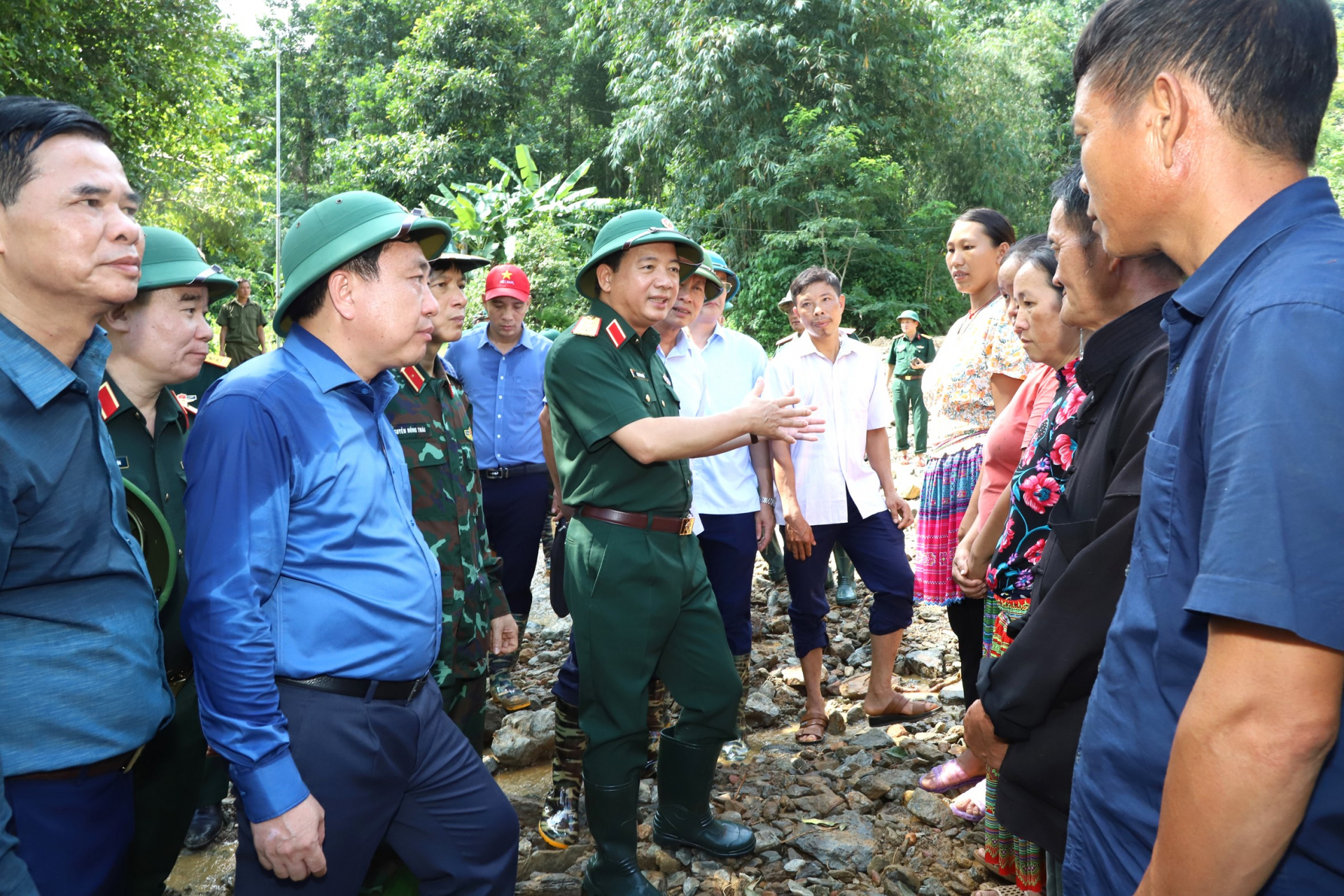 Senior Lieutenant General Trinh Van Quyet and provincial leaders inquire after households hit by rains and floods in Dong Tam Village, Yen Thanh Commune.