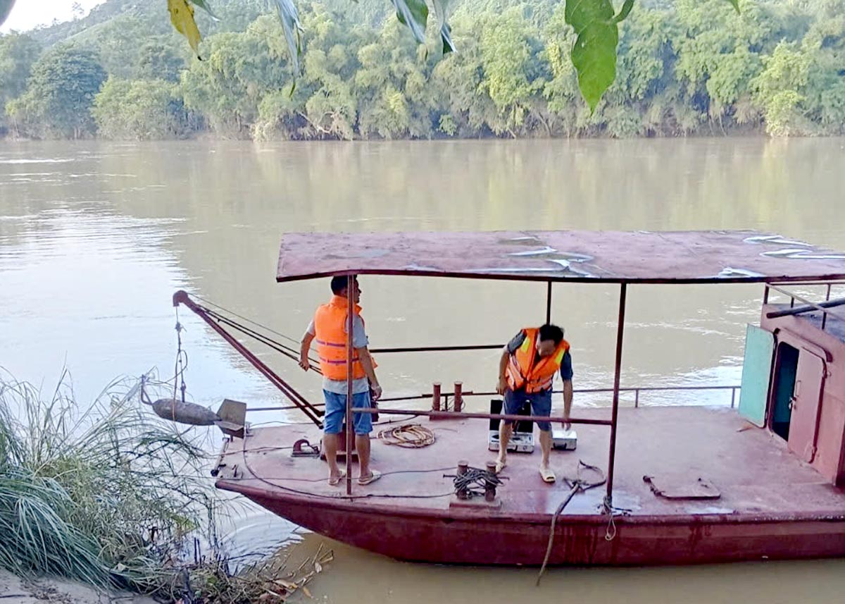 Các quan trắc viên Trạm Thủy văn Vĩnh Tuy, Bắc Quang bơi thuyền ra sông làm nhiệm vụ.