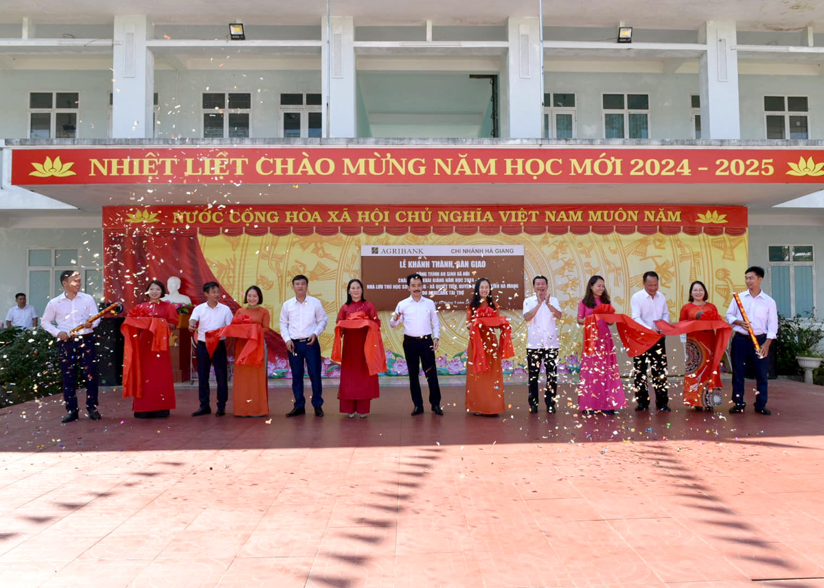 Lãnh đạo Agribank Hà Giang và các đại biểu cắt băng khánh thành nhà lưu trú học sinh Trường THPT Quyết Tiến (Quản Bạ). 									          Ảnh: CTV