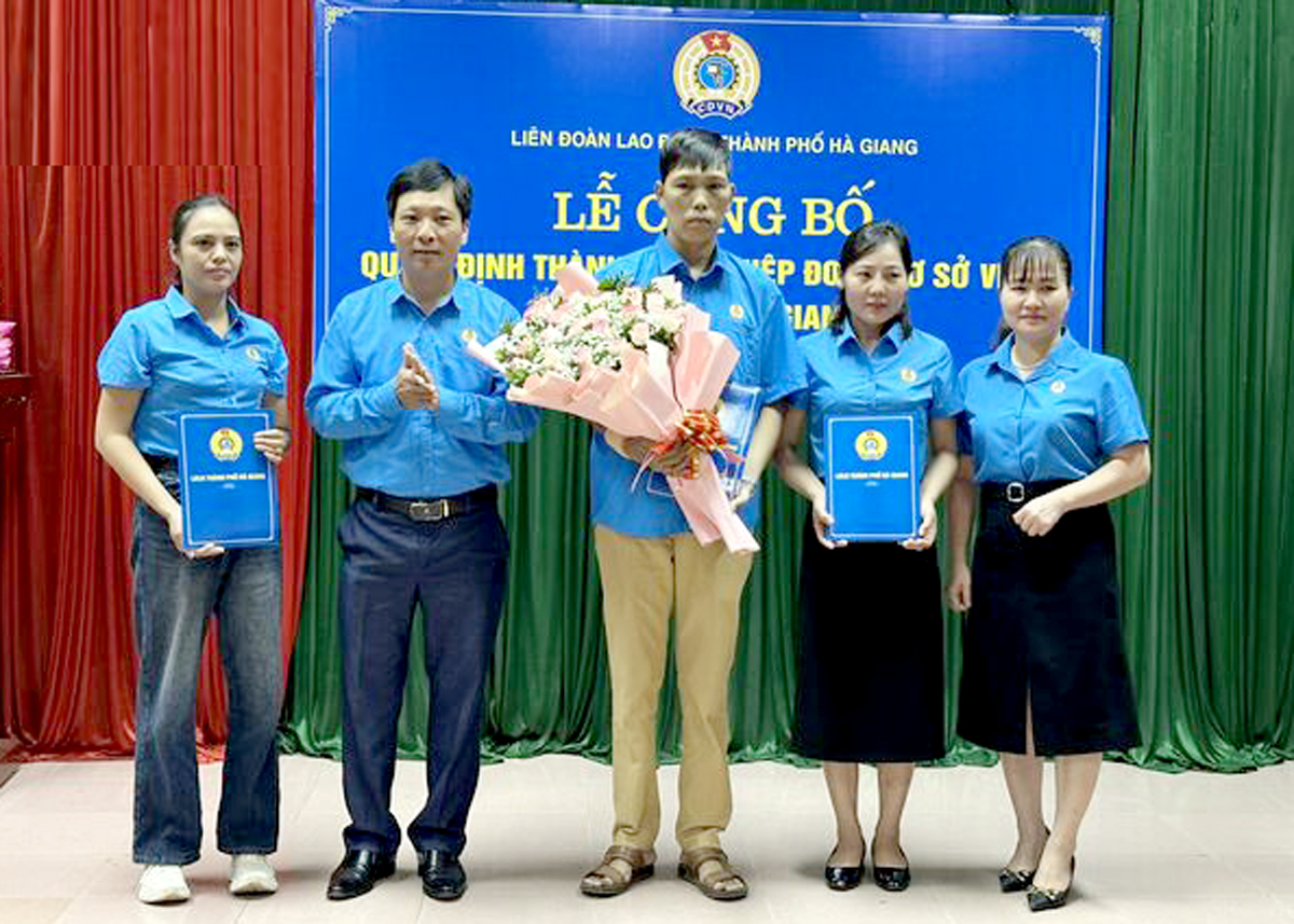 Lãnh đạo Liên đoàn Lao động tỉnh tặng hoa chúc mừng Ban Chấp hành nghiệp đoàn Vé số Hà Giang.