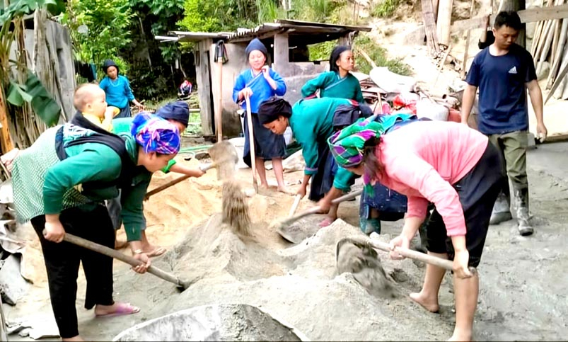 Chi hội Phụ nữ thôn Pố Ải, xã Đản Ván hỗ trợ gia đình hội viên láng nền chuồng trâu.