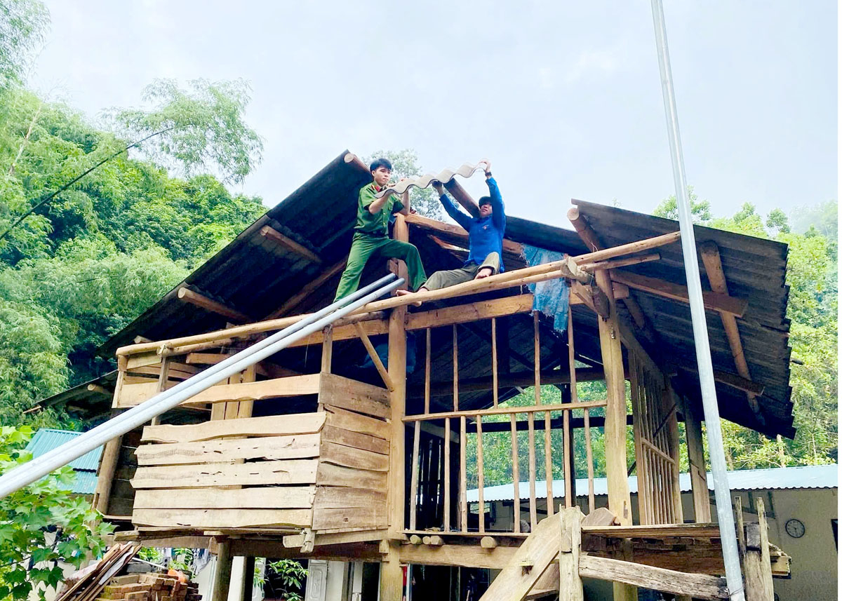 Hình ảnh đẹp về đoàn viên thanh niên giúp dân làm nhà đăng trên trang facebook “Huyện đoàn Vị Xuyên” thu hút sự quan tâm của mọi người.