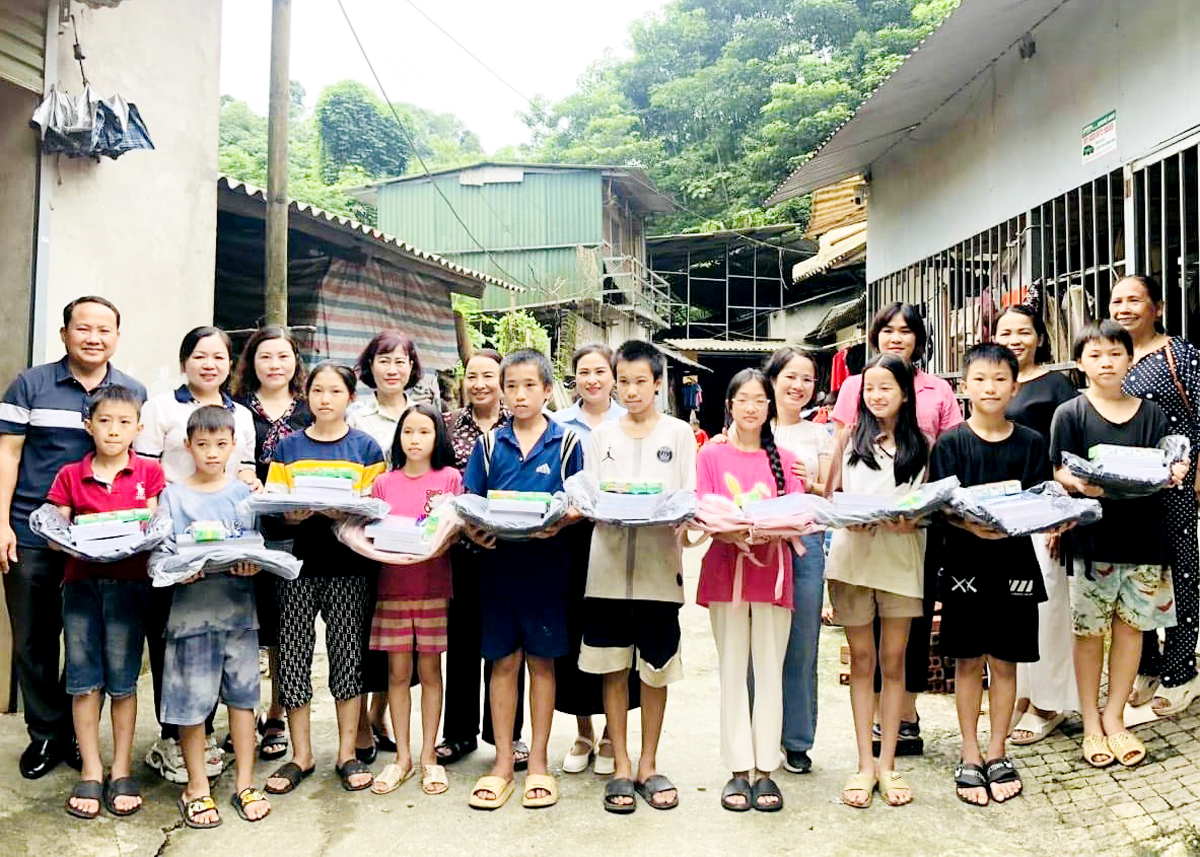 Hội Khuyến học phường Minh Khai (thành phố Hà Giang) trao quà cho học sinh có hoàn cảnh khó khăn.							Ảnh: Trung Nghĩa