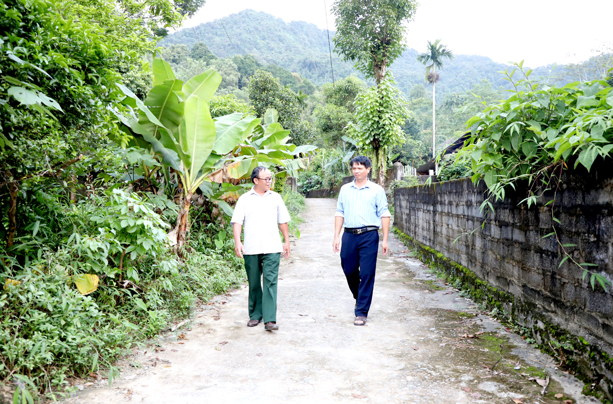 Trưởng thôn Nguyễn Văn Tỉnh (trái) thường xuyên sâu sát cơ sở, nắm bắt tâm tư, nguyện vọng của nhân dân để tuyên truyền xây dựng Nông thôn mới.
					