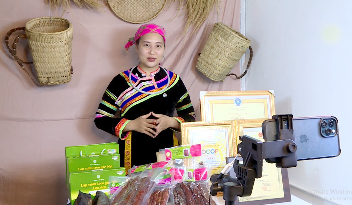 Womens Union members of Dong Van District livestream to sell products on digital platforms.