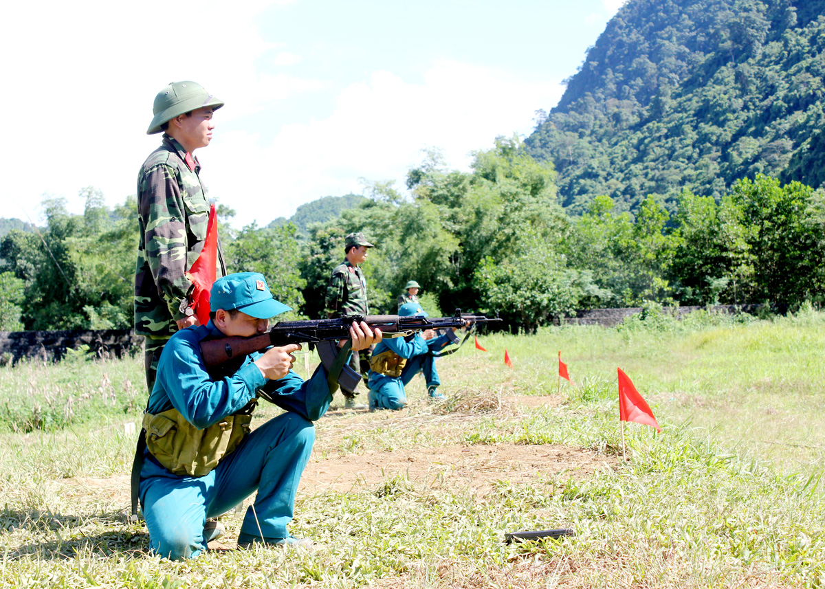 Dân quân, tự vệ thành phố Hà Giang huấn luyện bắn súng AK bài 1.