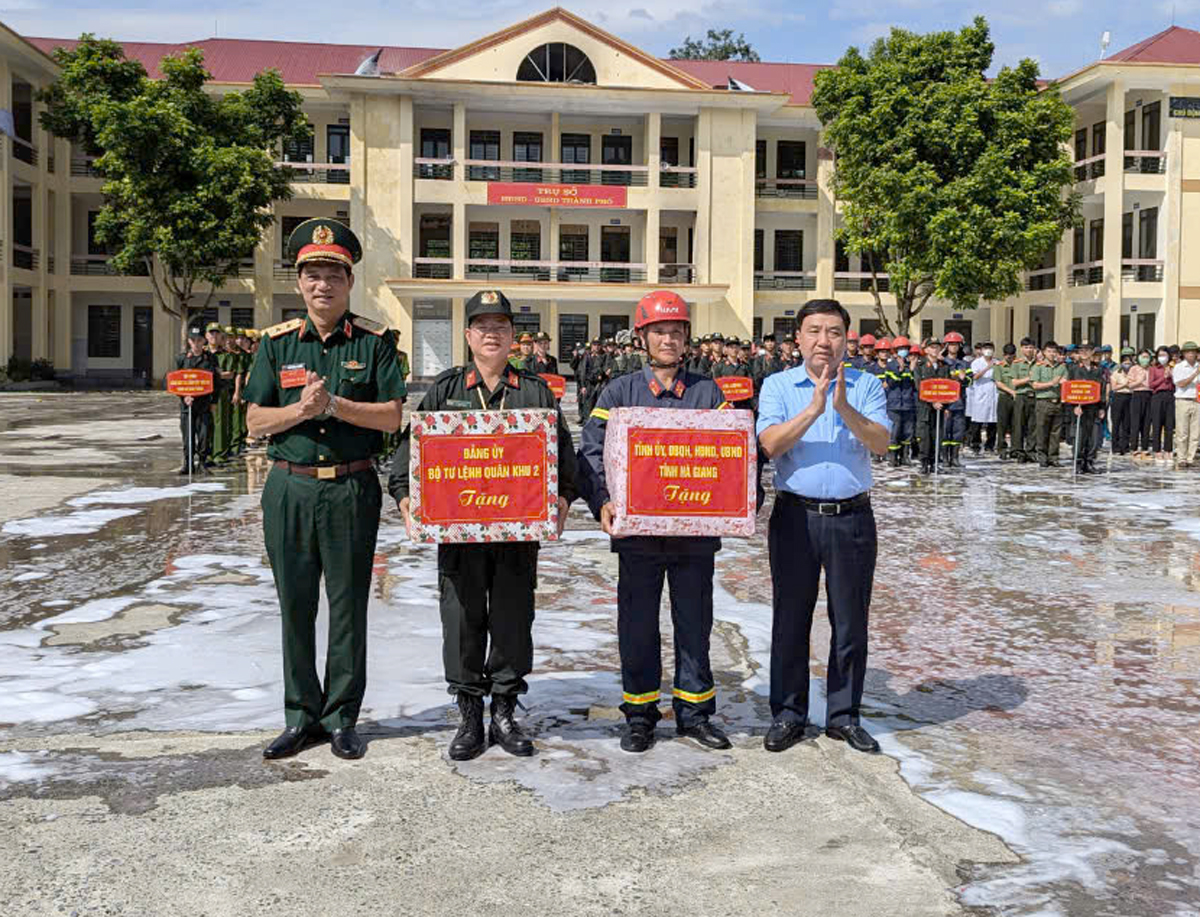 Trung tướng Phạm Hồng Chương và Quyền Bí thư Tỉnh ủy Nguyễn Mạnh Dũng tặng quà cho lực lượng diễn tập.