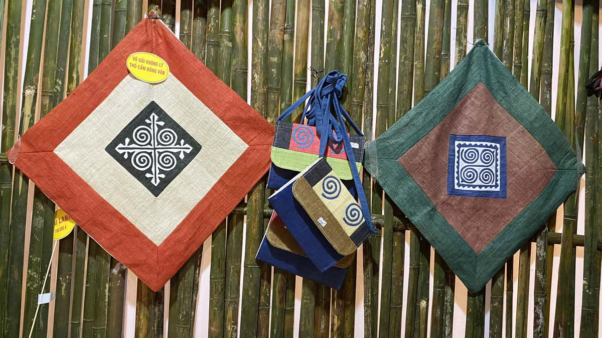 Nhiều cơ sở sản xuất ở Hà Giang làm ra các sản phẩm từ vải lanh rất đa dạng, từ những tấm vải mộc cho đến những tấm vải được thêu, nhuộm, vẽ hoa văn rất đẹp. Những sản phẩm làm từ vải lanh được người tiêu dùng rất yêu thích.
