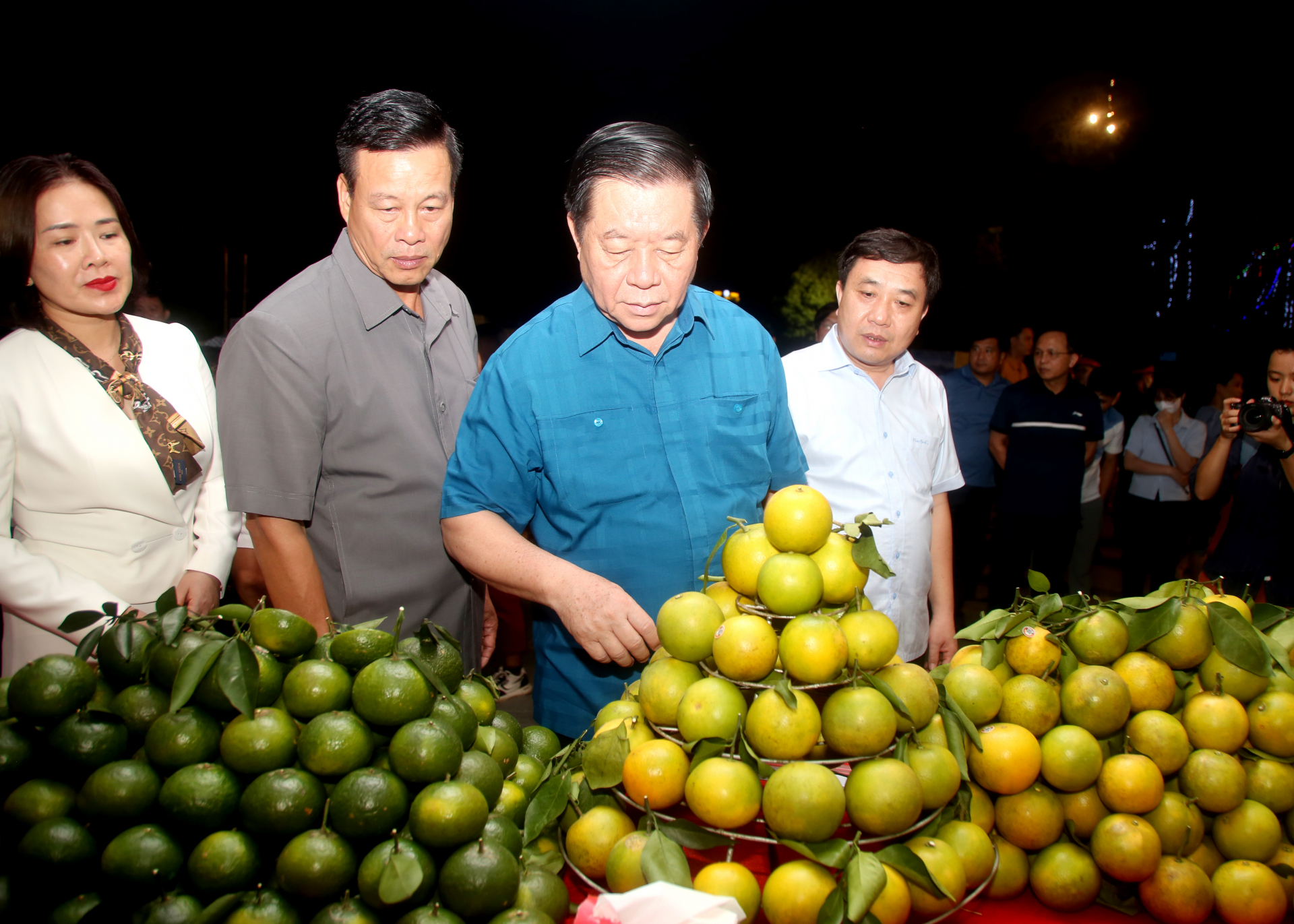 Các đại biểu tham quan gian hàng.