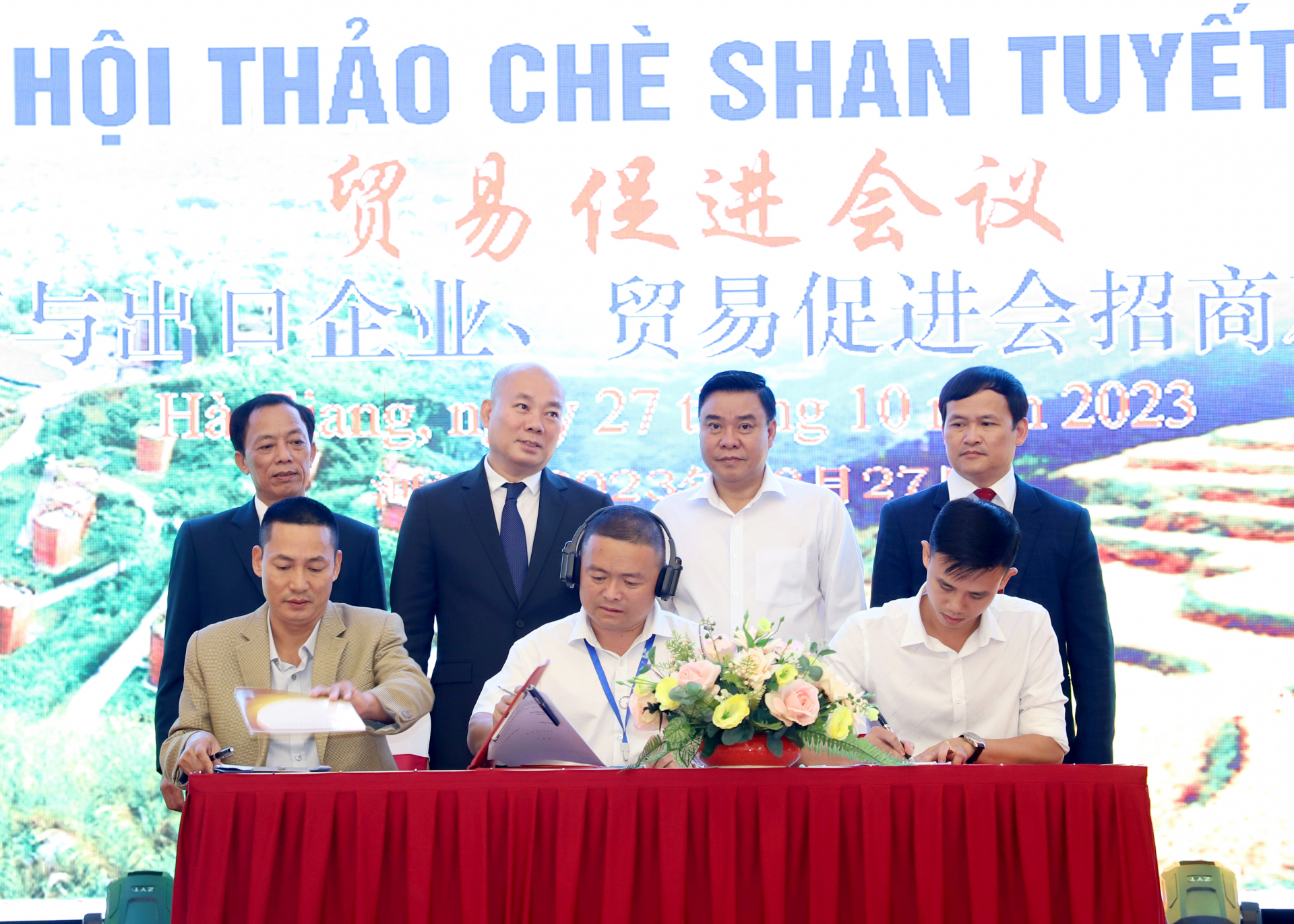 Phó Chủ tịch Thường trực UBND tỉnh Hoàng Gia Long và các đại biểu chứng kiến ký kết tiêu thụ chè giữa doanh nghiệp Hà Giang với phía Trung Quốc.