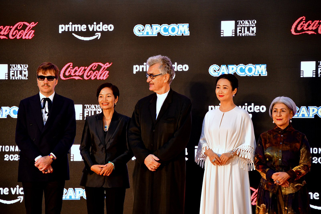Thành phần Ban giám khảo ra mắt thảm đỏ với sự xuất hiện của nhà sản xuất Trần Thị Bích Ngọc (thứ 2 từ trái qua)
