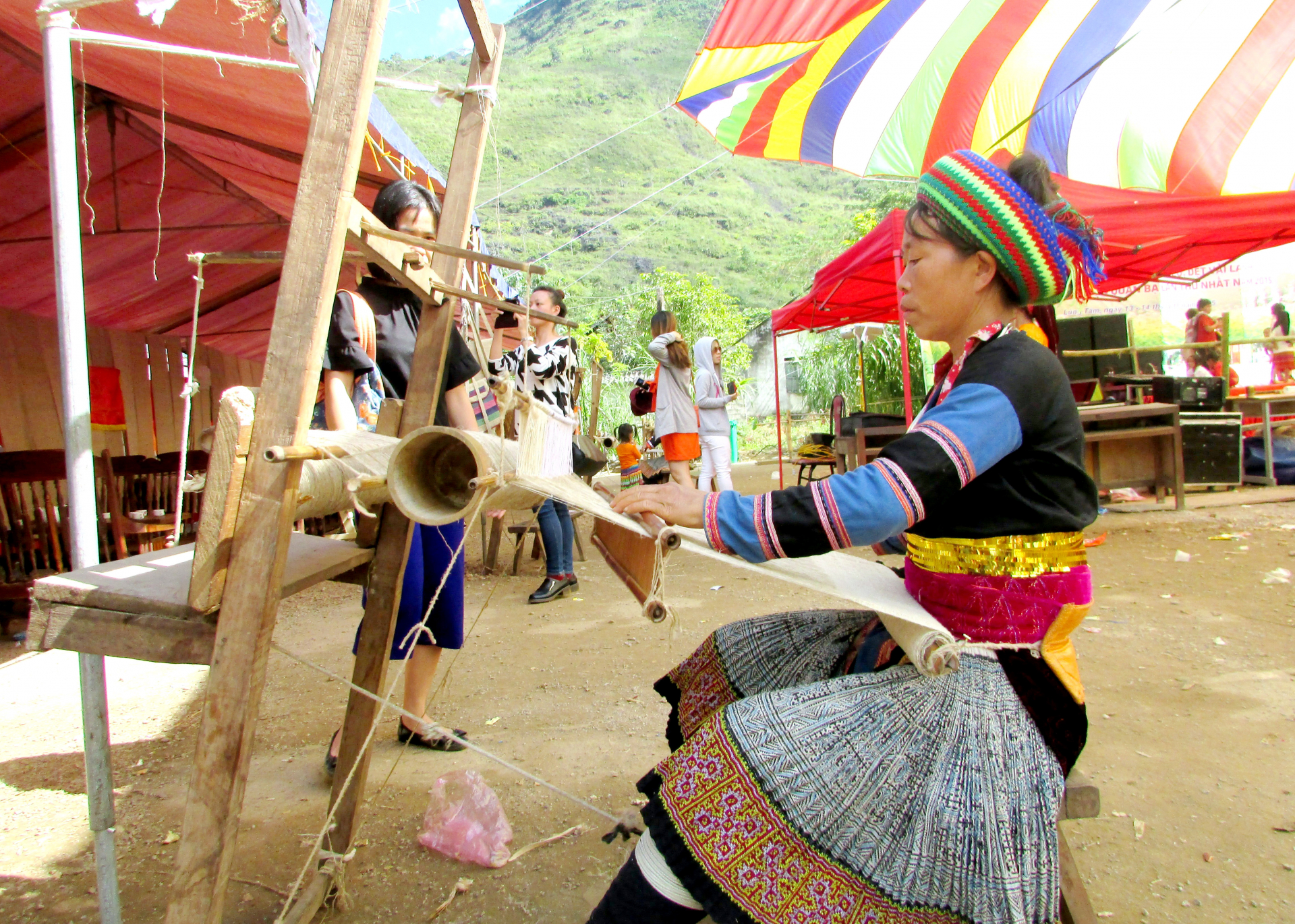 Phụ nữ Mông xã Lùng Tám (Quản Bạ) gìn giữ nghề dệt lanh truyền thống. Ảnh: Yên Hoa