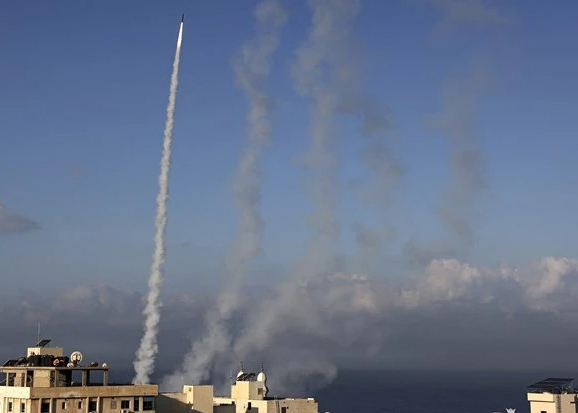 Rocket bắn từ Dải Gaza vào lãnh thổ Israel, ngày 7/10/2023.