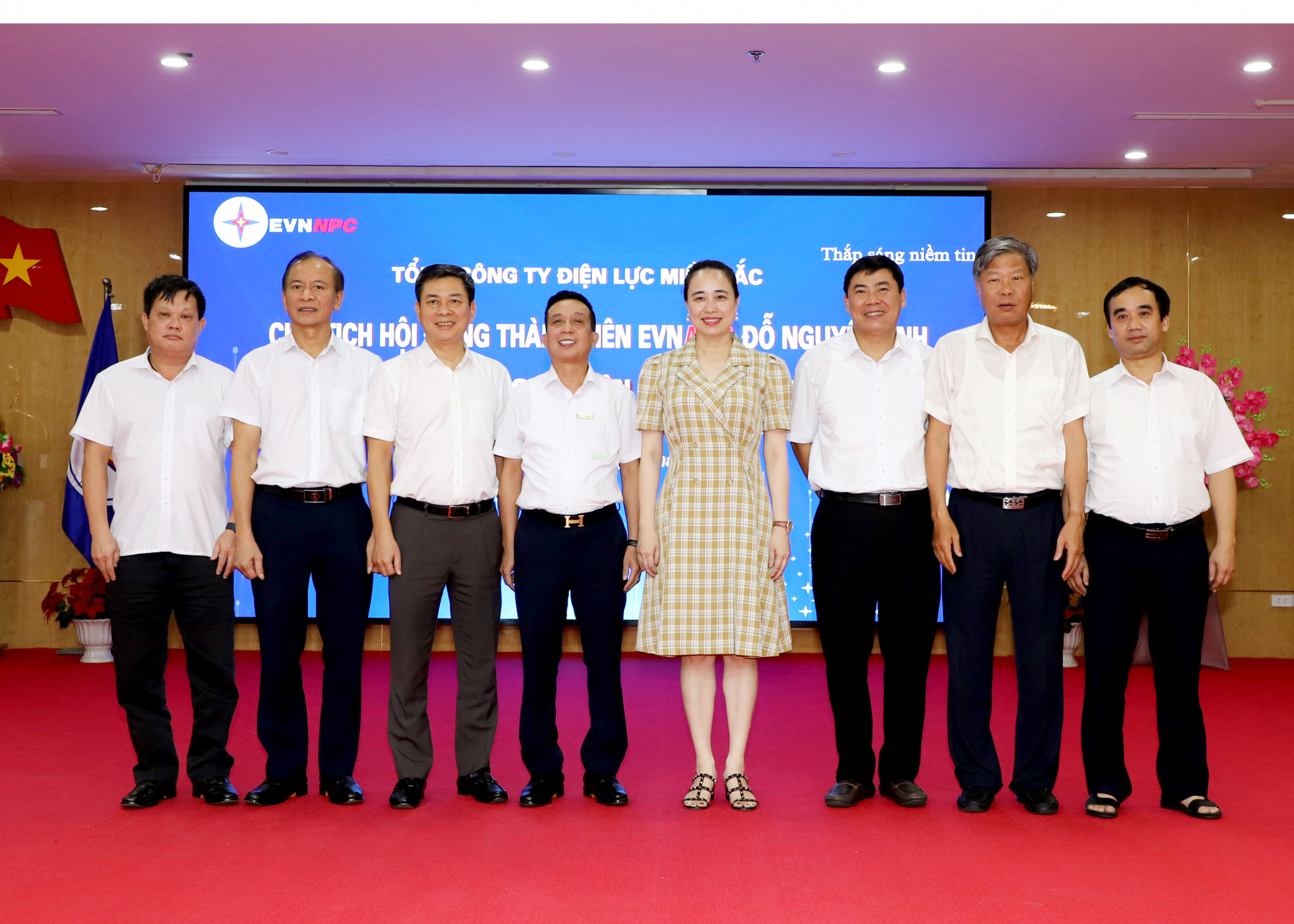 Chủ tịch Hội đồng Thành viên Tổng Công ty Điện lực miền Bắc Đỗ Nguyệt Ánh chụp ảnh lưu niệm với lãnh đạo Công ty Điện lực Hà Giang.