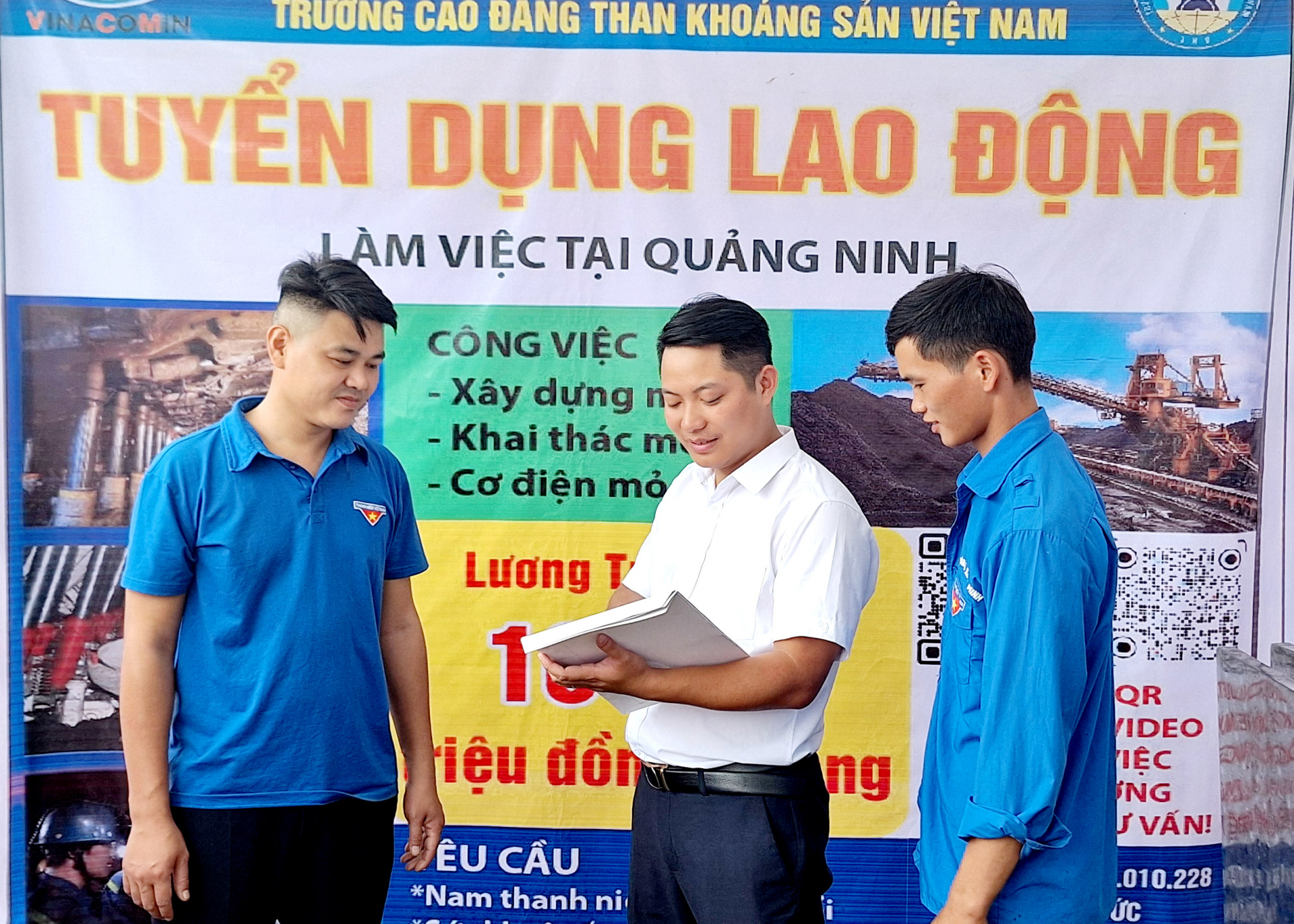 Cán bộ tuyển sinh Trường Cao đẳng Than khoáng sản Việt Nam giới thiệu việc làm cho thanh niên tham gia hội chợ
