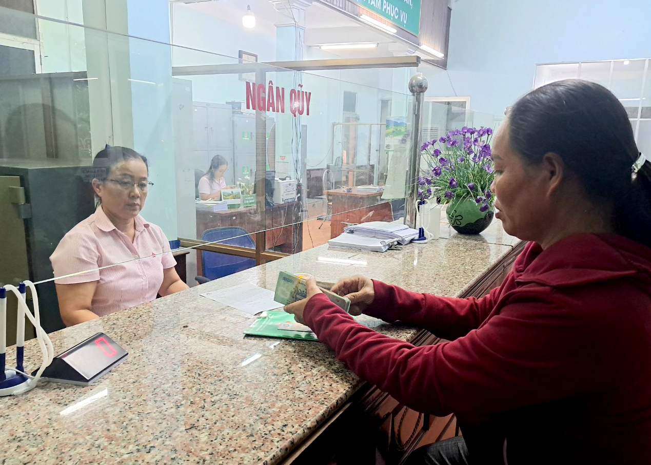 Bà Đỗ Thị Bình (người nhà đối tượng) nhận vốn vay tại Hội sở Ngân hàng CSXH tỉnh
