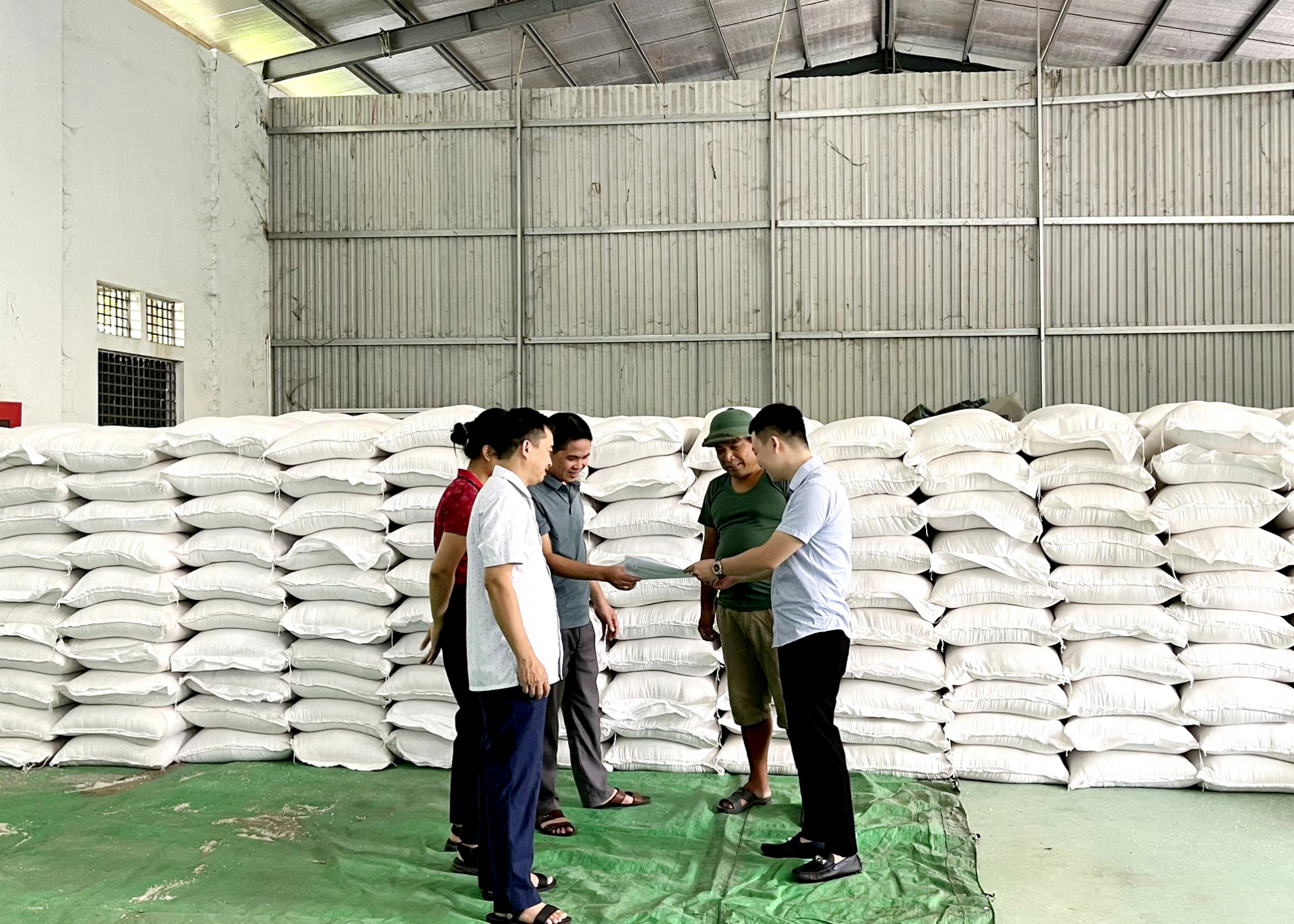 Sở Lao động, Thương binh và Xã hội tiếp nhận gạo của Chính phủ từ Tổng cục Dự trữ Nhà nước