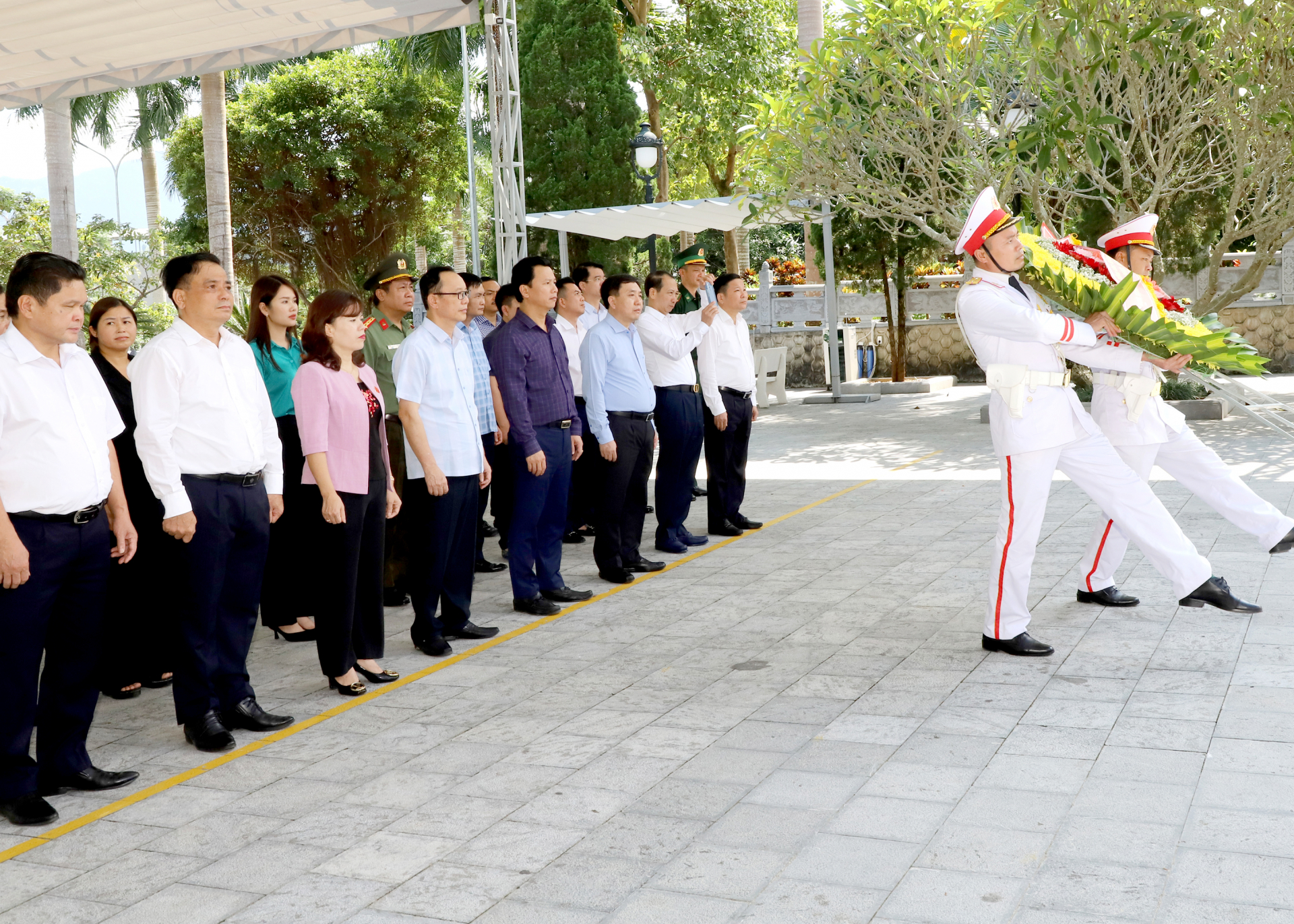 Đoàn ĐBQH khóa XV đơn vị tỉnh Hà Giang cùng các đồng chí lãnh đạo tỉnh dâng hoa viếng các Anh hùng Liệt sỹ tại Nghĩa trang Liệt sỹ Quốc gia Vị Xuyên