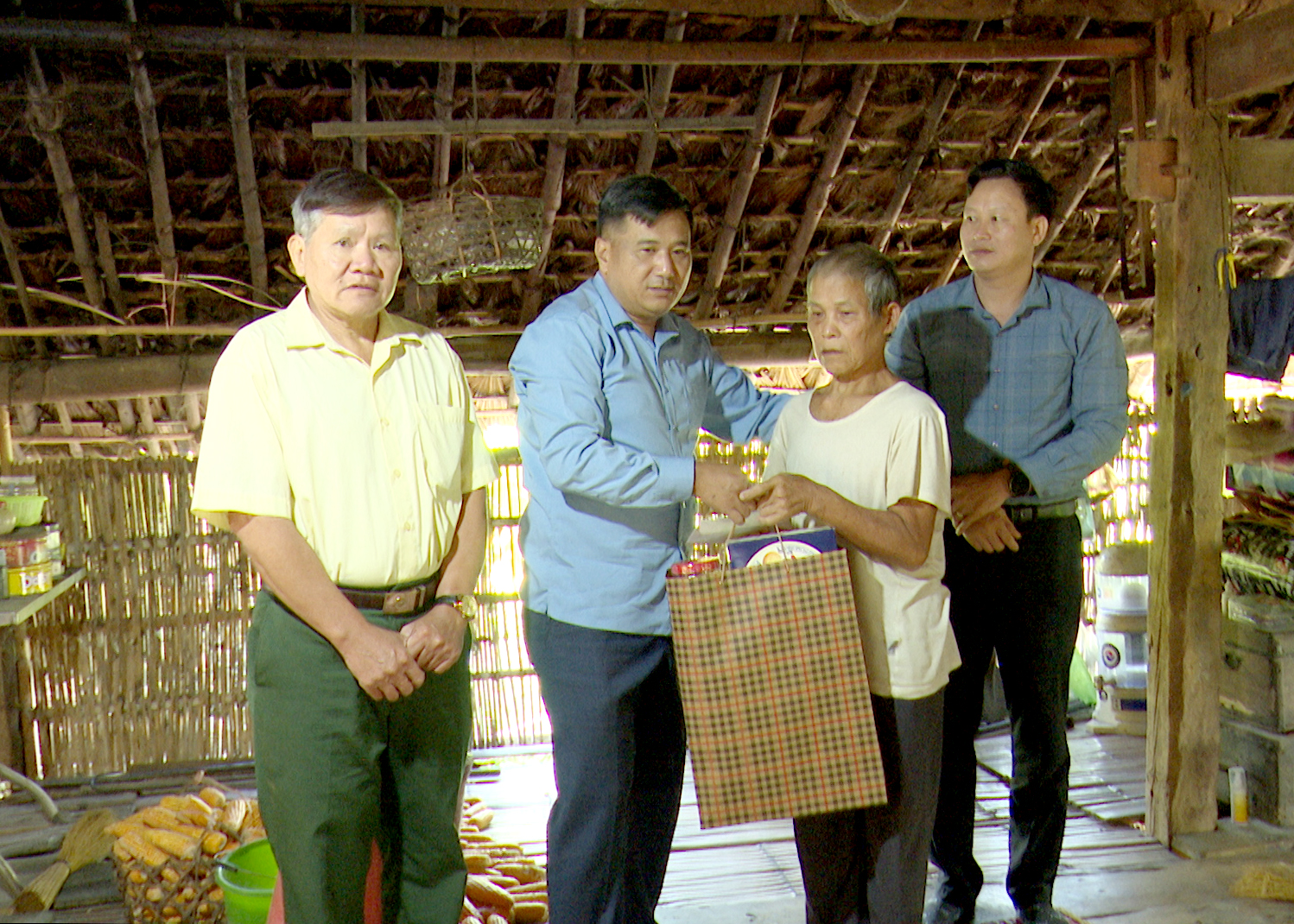Bí thư Thành ủy tặng quà ông Nguyễn Văn Mụng, thôn Mè Thượng.