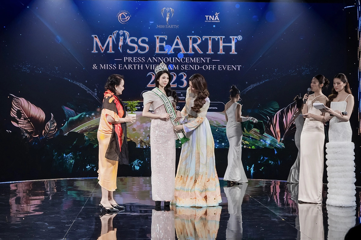 Bà Lorraine Schuck – Phó Chủ tịch Miss Earth và Chủ tịch Miss Earth Việt Nam Trương Ngọc Ánh trao sash cho Tân Hoa hậu Đỗ Thị Lan Anh