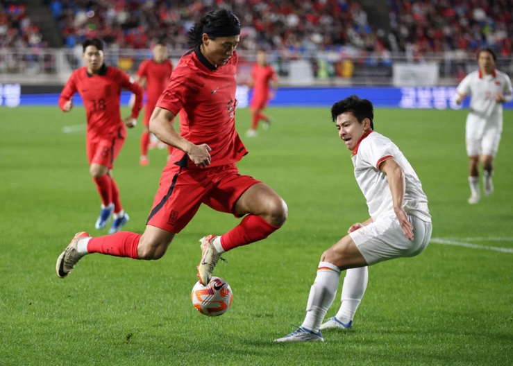 Đội tuyển Việt Nam vất vả chống đỡ những đợt lên bóng của đội chủ nhà.