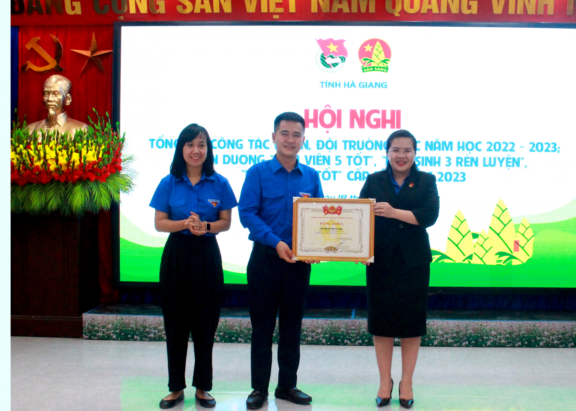 Lãnh đạo Tỉnh đoàn trao Bằng Khen của Hội đồng Đội Trung ương cho Hội đồng Đội tỉnh Hà Giang