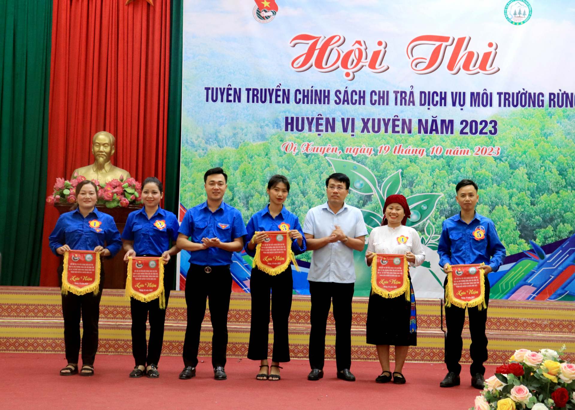 Lãnh đạo huyện Vị Xuyên trao Cờ lưu niệm cho các đội tham gia hội thi