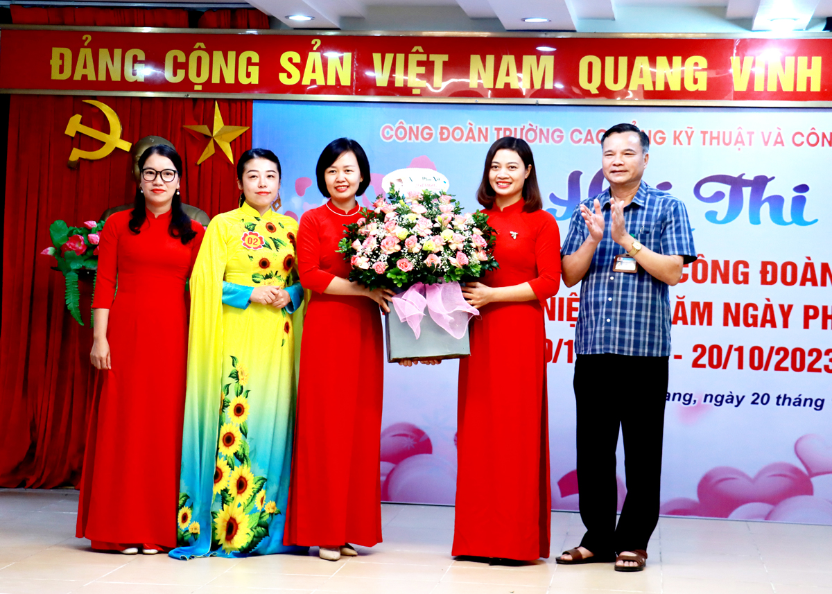 Lãnh đạo Trường Cao đẳng Kỹ thuật và Công nghệ Hà Giang tặng hoa chúc mừng các chị, em phụ nữ trong Công đoàn nhà trường nhân Ngày Phụ nữ Việt Nam 20.10.

