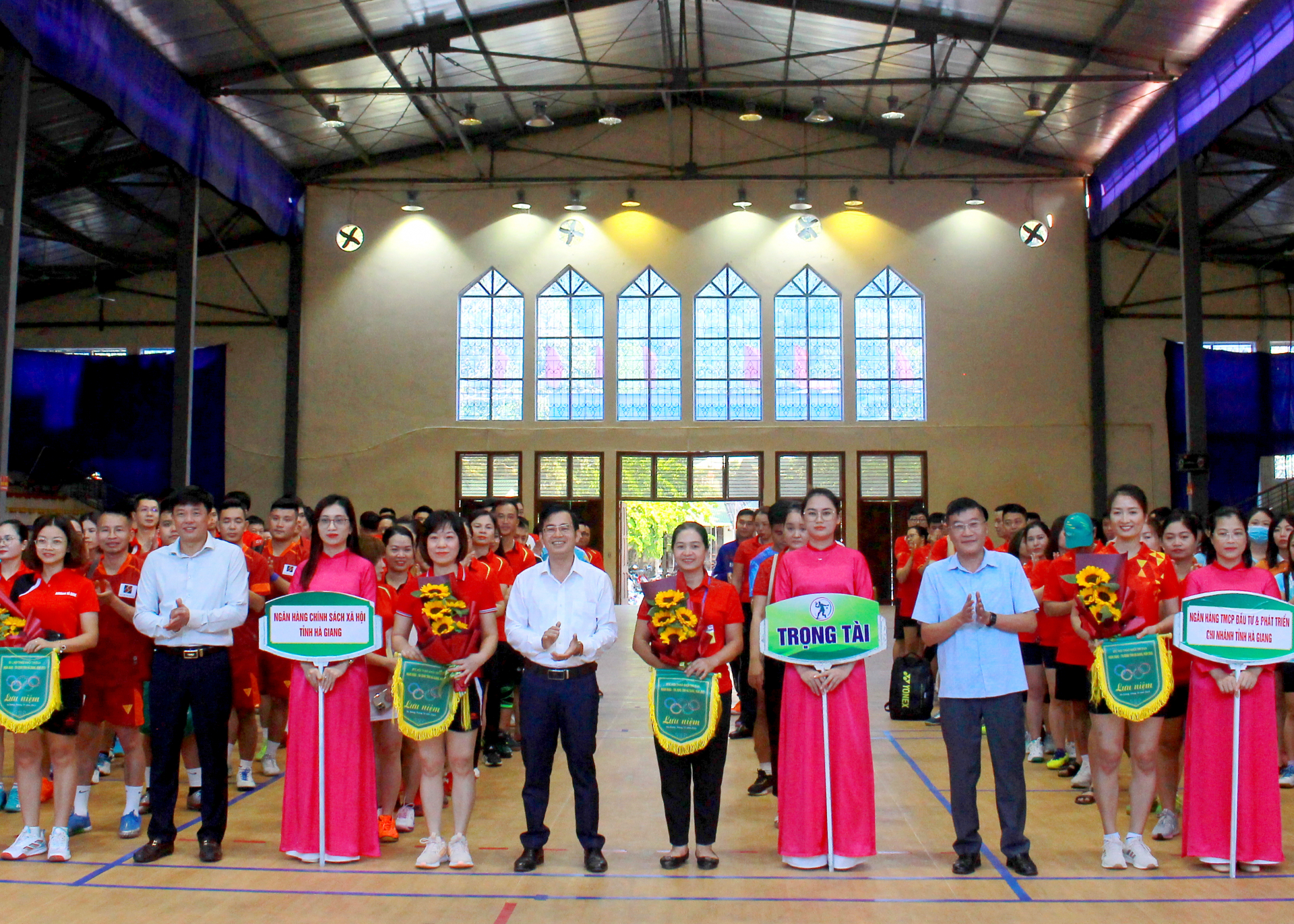 Lãnh đạo Ngân hàng Nhà nước Chi nhánh tỉnh tặng cờ lưu niệm cho các đội tham gia Hội thao