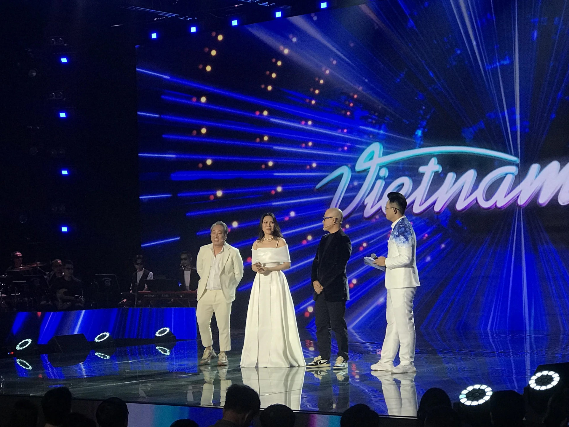 Bộ ba giám khảo Nguyễn Quang Dũng, Mỹ Tâm, Huy Tuấn rạng rỡ tại đêm chung kết Vietnam Idol 2023
