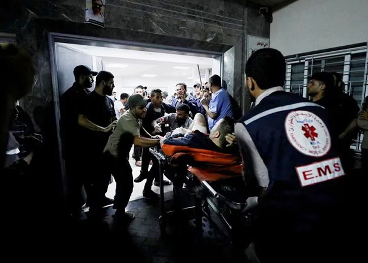 Người bị thương được đưa tới Bệnh viện Shifa sau vụ nổ tại Bệnh viện Al-Ahli al-Arabi, tối 17/10/2023.

