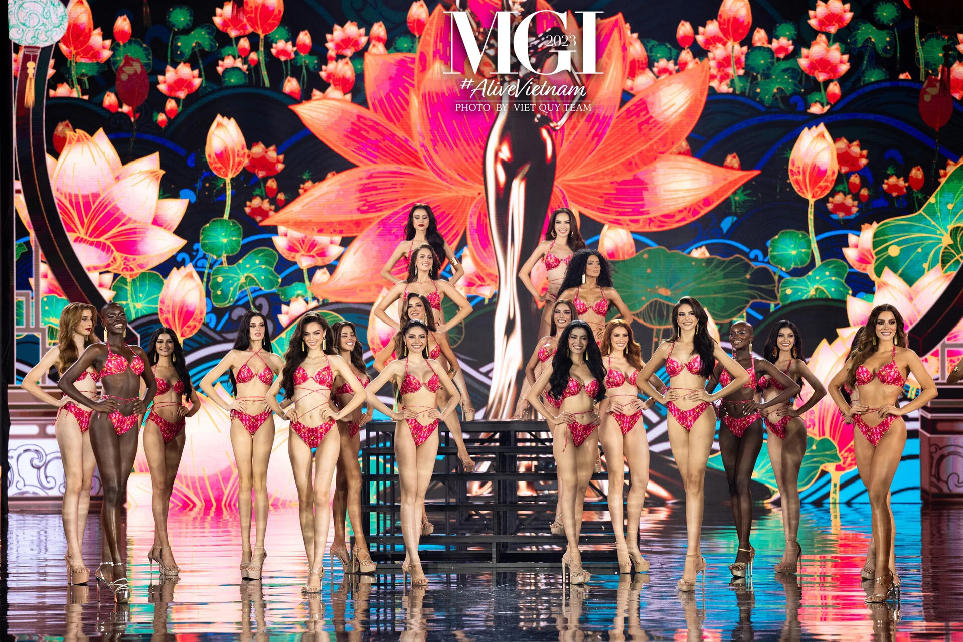 Các cô gái xuất sắc lọt Top 20 xuất hiện với màn trình diễn bikini nóng bỏng. Với màn hình LED có điểm xuyến hoa sen cùng với không gian đầy nét văn hoá Việt Nam từ mái vòm, đèn lồng, hoạ tiết kiến trúc, sân khấu chung kết đề cao nét văn hoá của nước nhà.