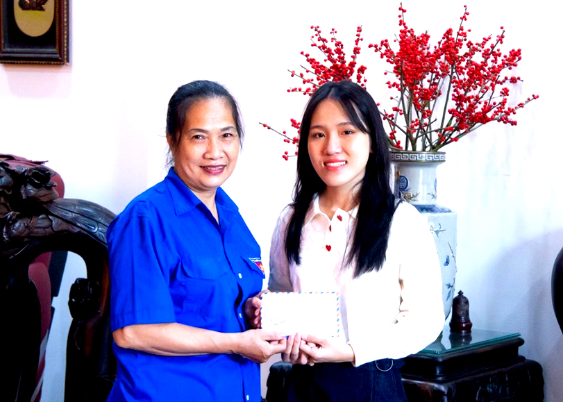 Em Trần Vân Trang (bìa phải) từng 3 năm liền được nhận phần thưởng từ Quỹ Khuyến học tỉnh Hà Giang.