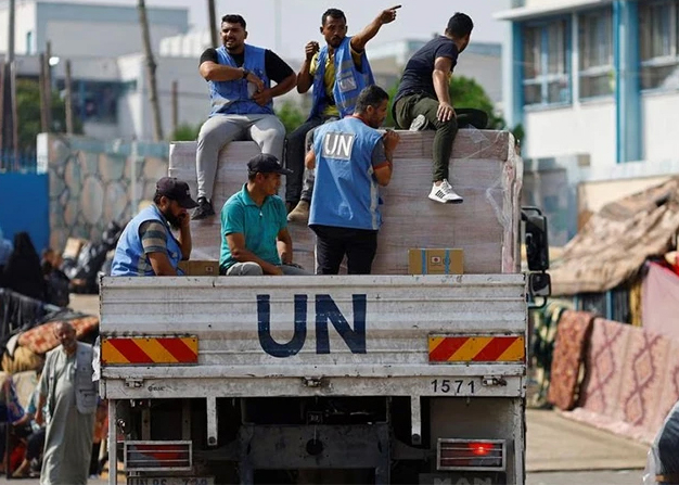 Nhân viên của Liên hợp quốc phát viện trợ cho người Palestine tại phía nam Dải Gaza, ngày 23/10/2023.