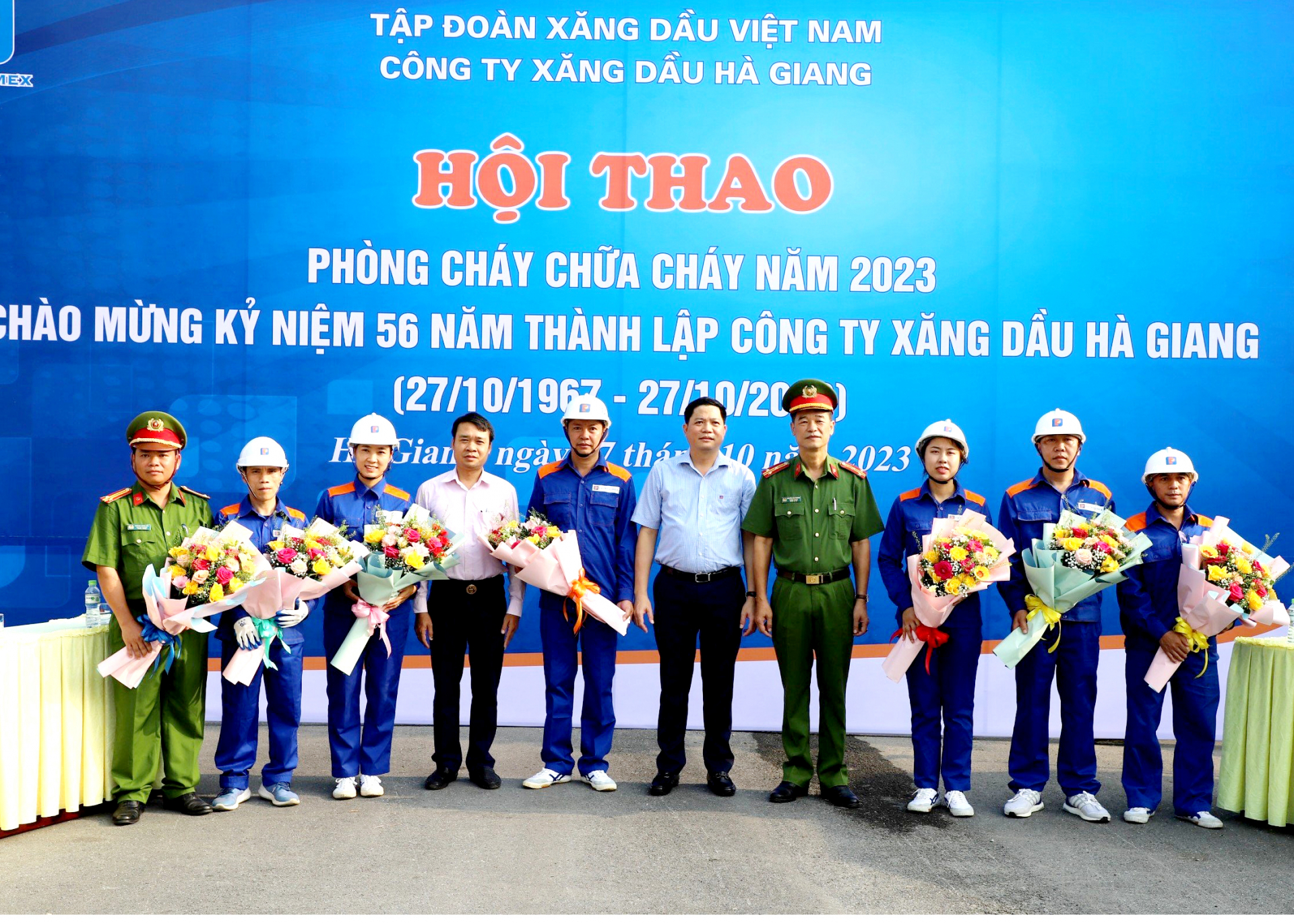 Lãnh đạo Công ty Xăng dầu và các đại biểu tặng hoa chúc mừng các đội thi tham gia hội thao.