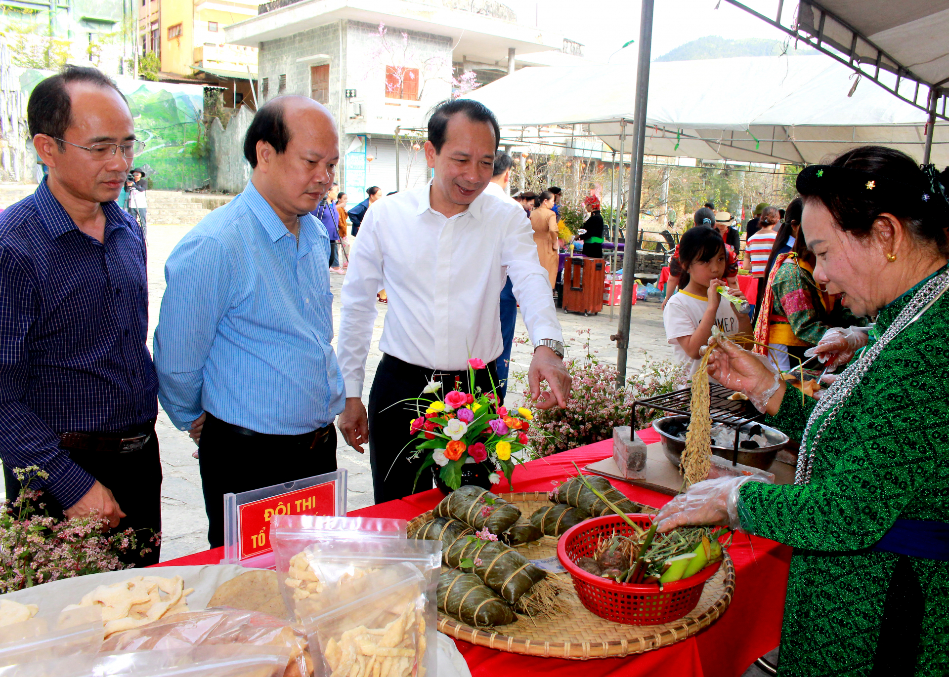 Phó Chủ tịch UBND tỉnh Trần Đức Quý động viên các đội thi