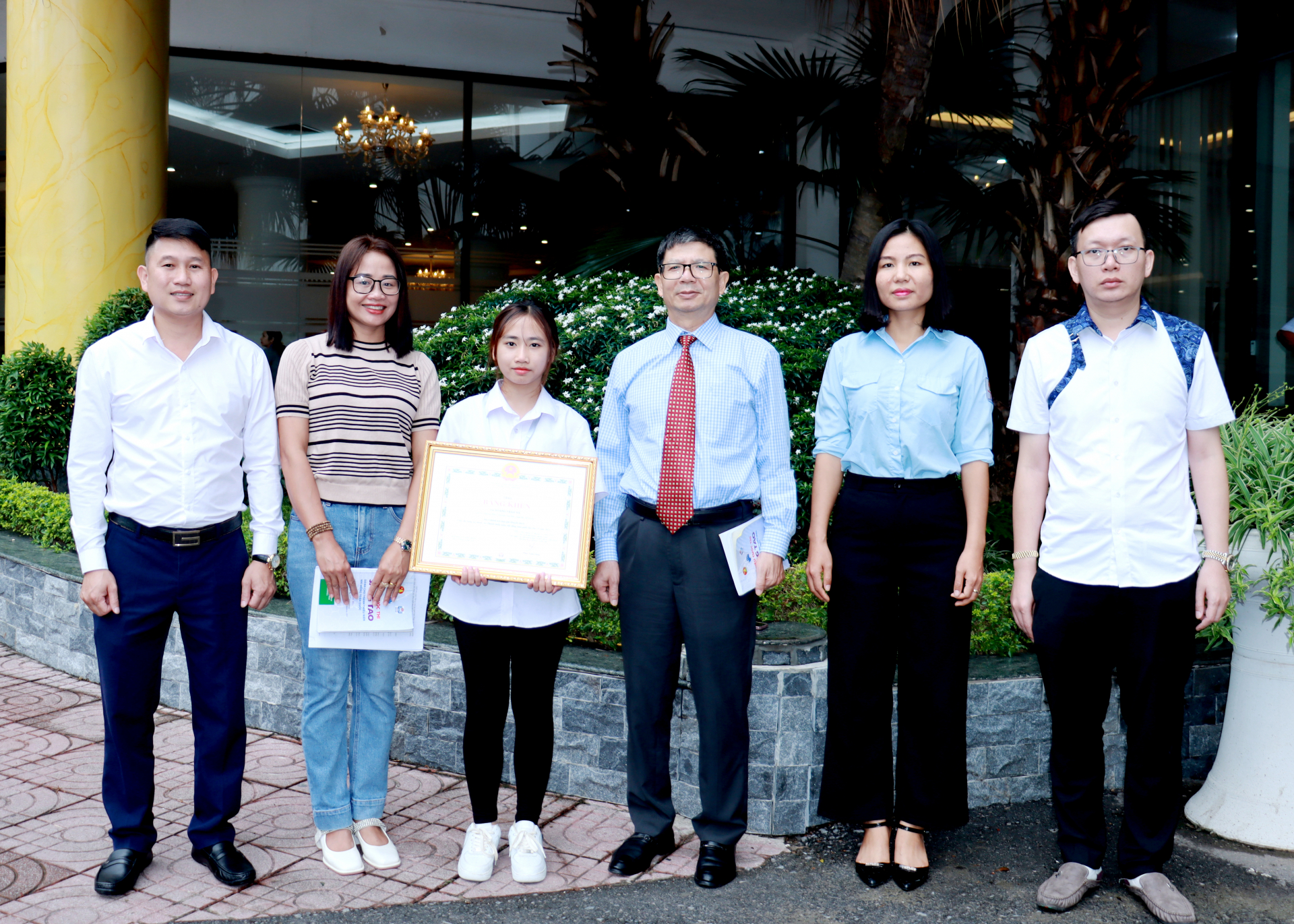 Em Hoàng Thảo My (thứ 3 từ trái sang), lớp 8A1, Trường THCS thị trấn Tam Sơn (Quản Bạ) đạt giải Khuyến khích Cuộc thi.