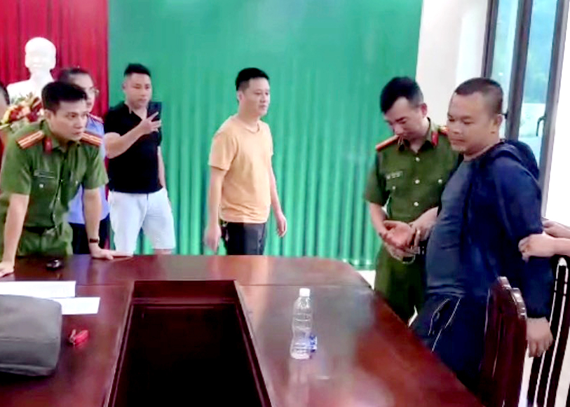 Cơ quan Cảnh sát điều tra Công an huyện Bắc Quang thi hành lệnh bắt Lương Văn Duy. Ảnh: CTV