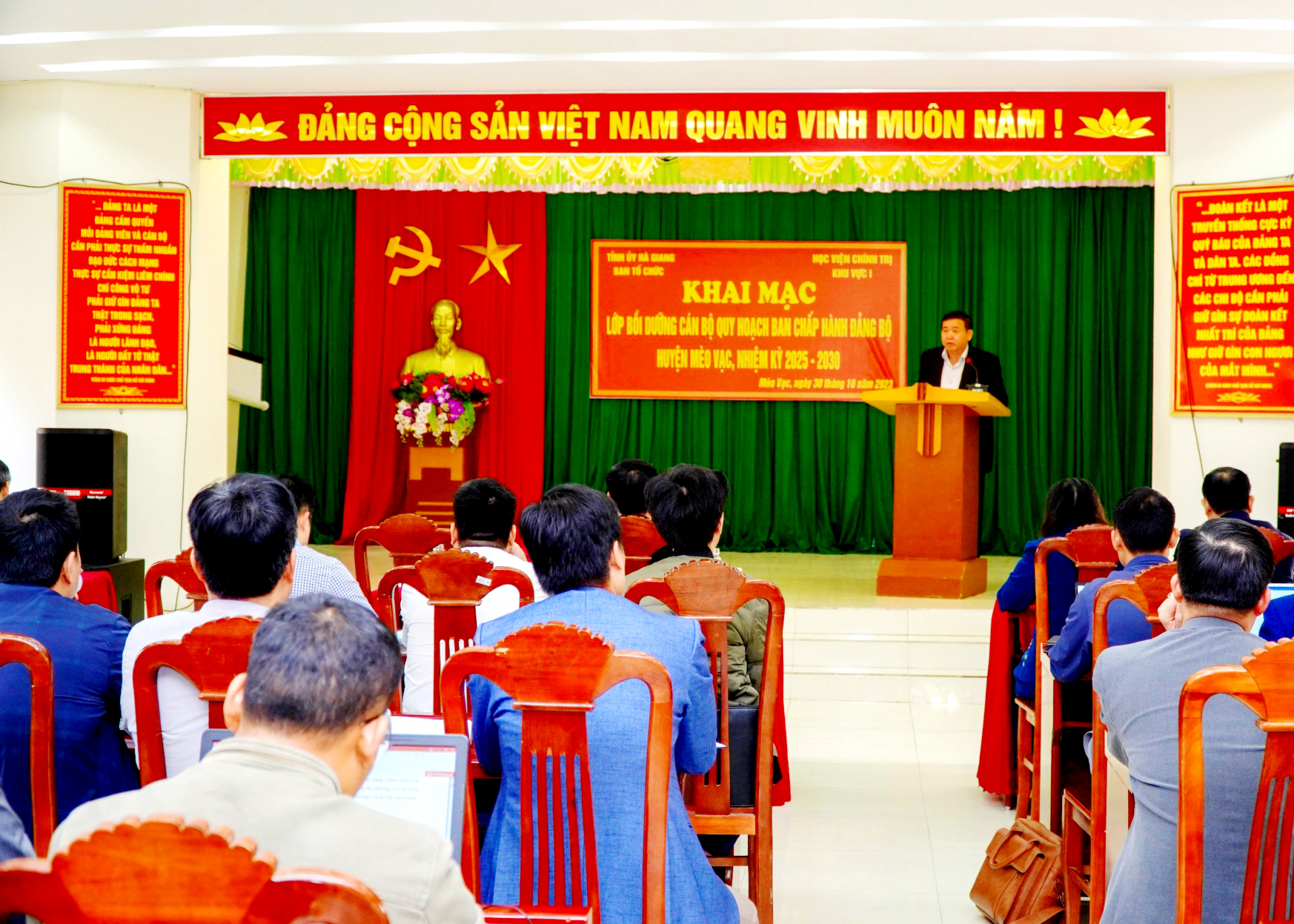 Khai mạc lớp bồi dưỡng.